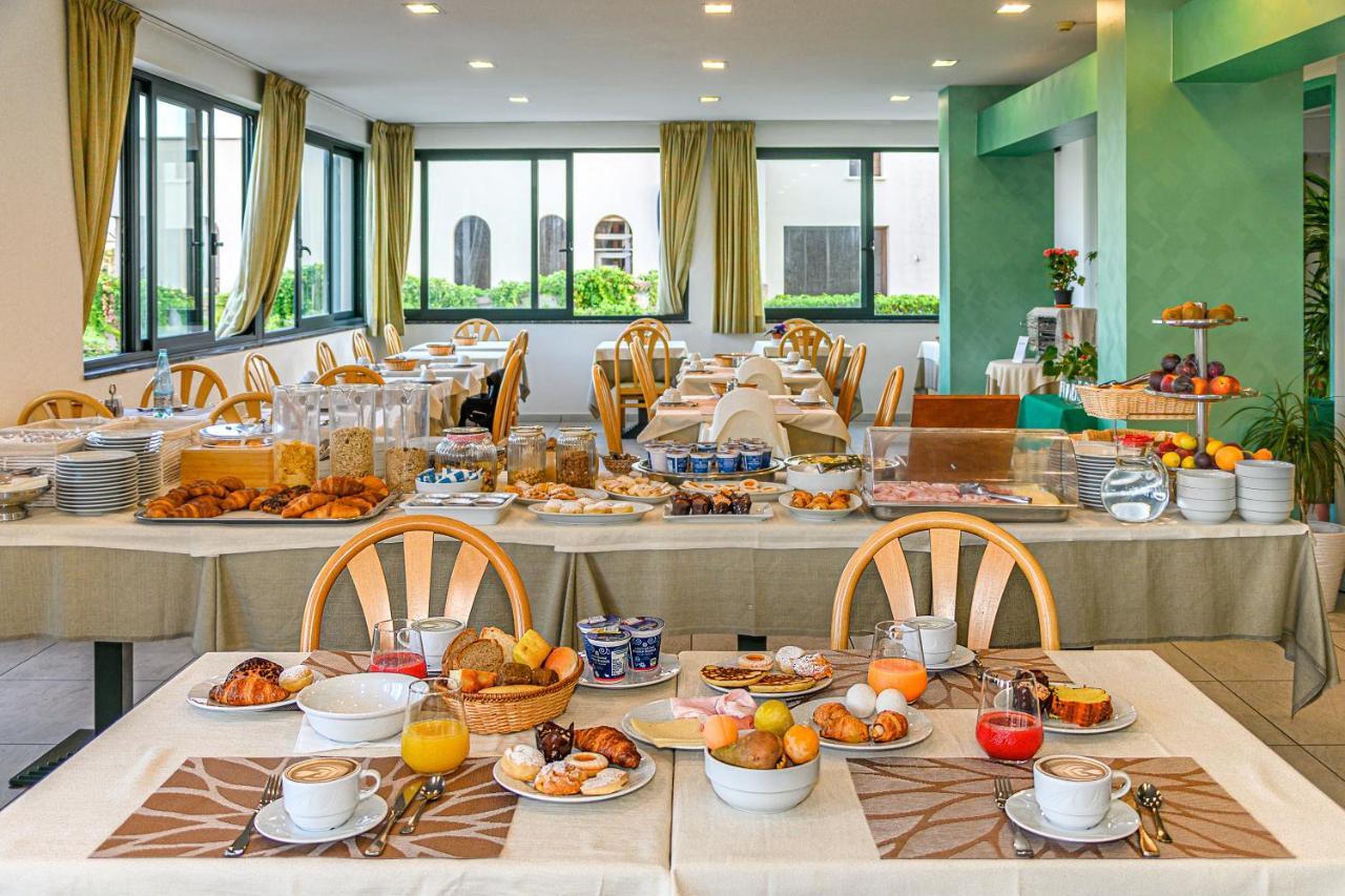 Hotel Paris Лидо-ди-Камайоре Экстерьер фото
